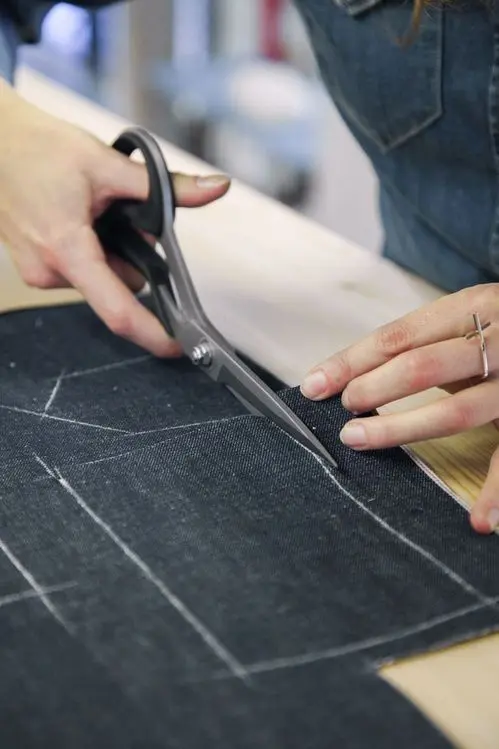 Corte de prendas al por mayor en Gamarra